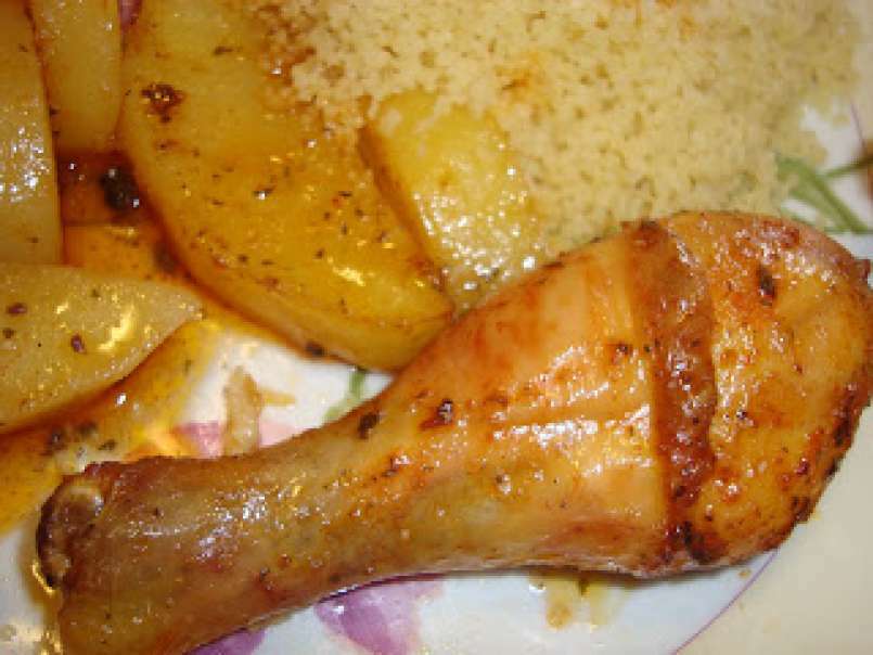 Perninhas de frango aromáticas no forno, com batatas e couscous