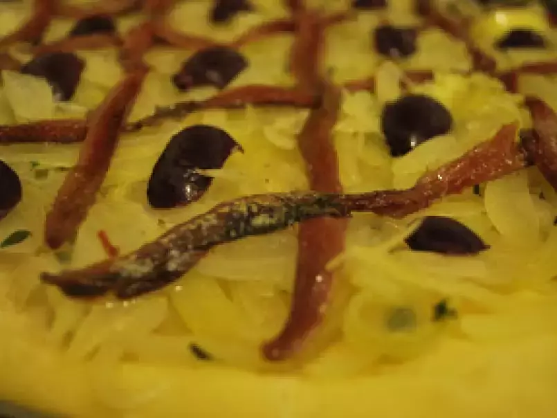 Pissaladière (Pizza com anchova, cebola e azeitona preta) - foto 2