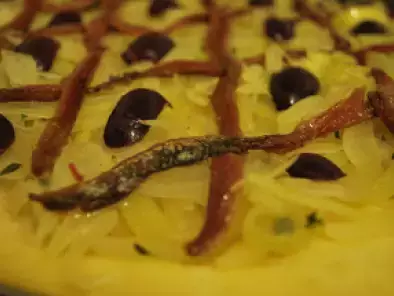 Pissaladière (Pizza com anchova, cebola e azeitona preta) - foto 2
