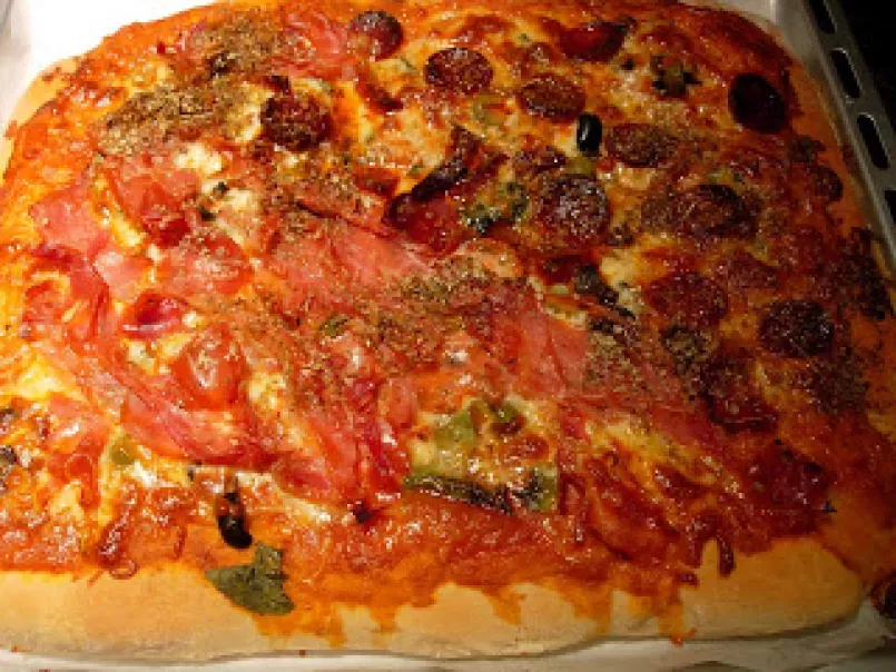 Pizza de chouriço com mangericão