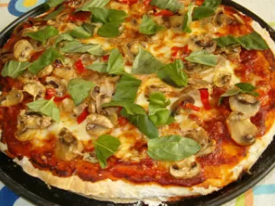 Pizza de cogumelos e manjericão
