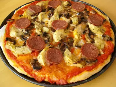 Pizza de peperoni, alcachofras e cogumelos