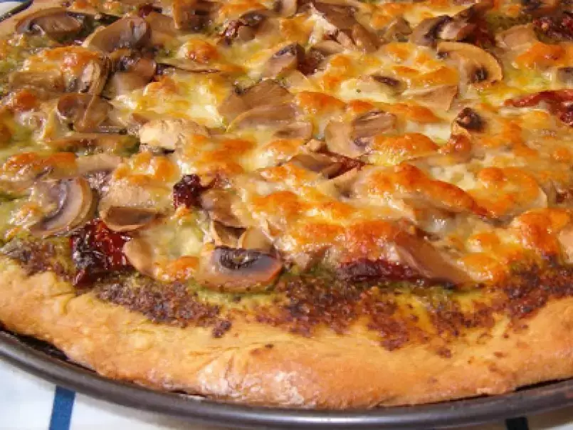 Pizza de pesto, tomate seco e cogumelos
