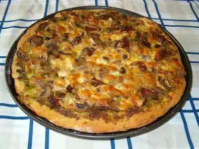 Pizza de pesto, tomate seco e cogumelos - foto 2