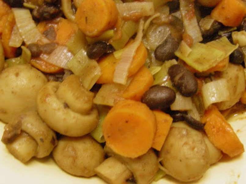 Refeição vegetariana - Feijão preto com vegetais e cogumelos - foto 2