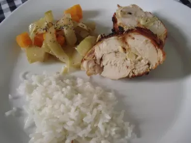 Rolê de frango com legumes cozidos