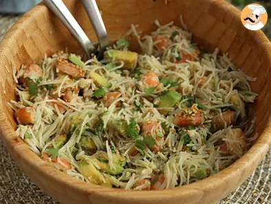 Salada asiática (bifum, camarões, abacate, ovo e coentro) - foto 3