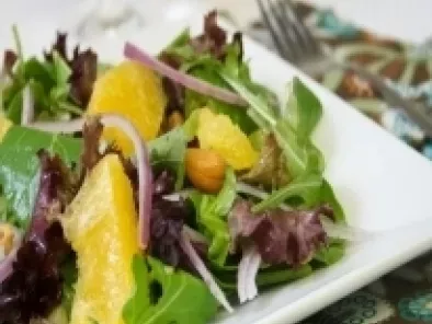 Salada com laranja e castanha de caju