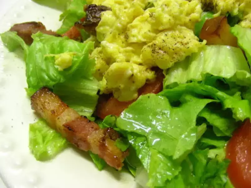 Salada com ovos mexidos e bacon - foto 2