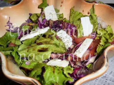 Salada de alface, couve roxa e queijo de cabra curado - foto 2