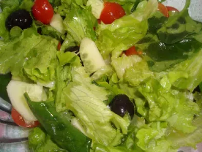 Salada de alface, espinafres, pepino e tomates cherry com azeitonas pretas - foto 2