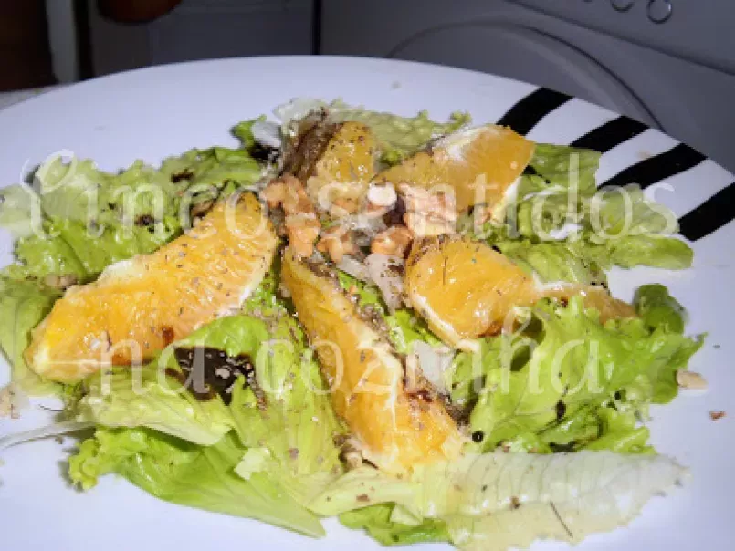 Salada de alface, laranja e nozes com mousse de vinagre balsâmico