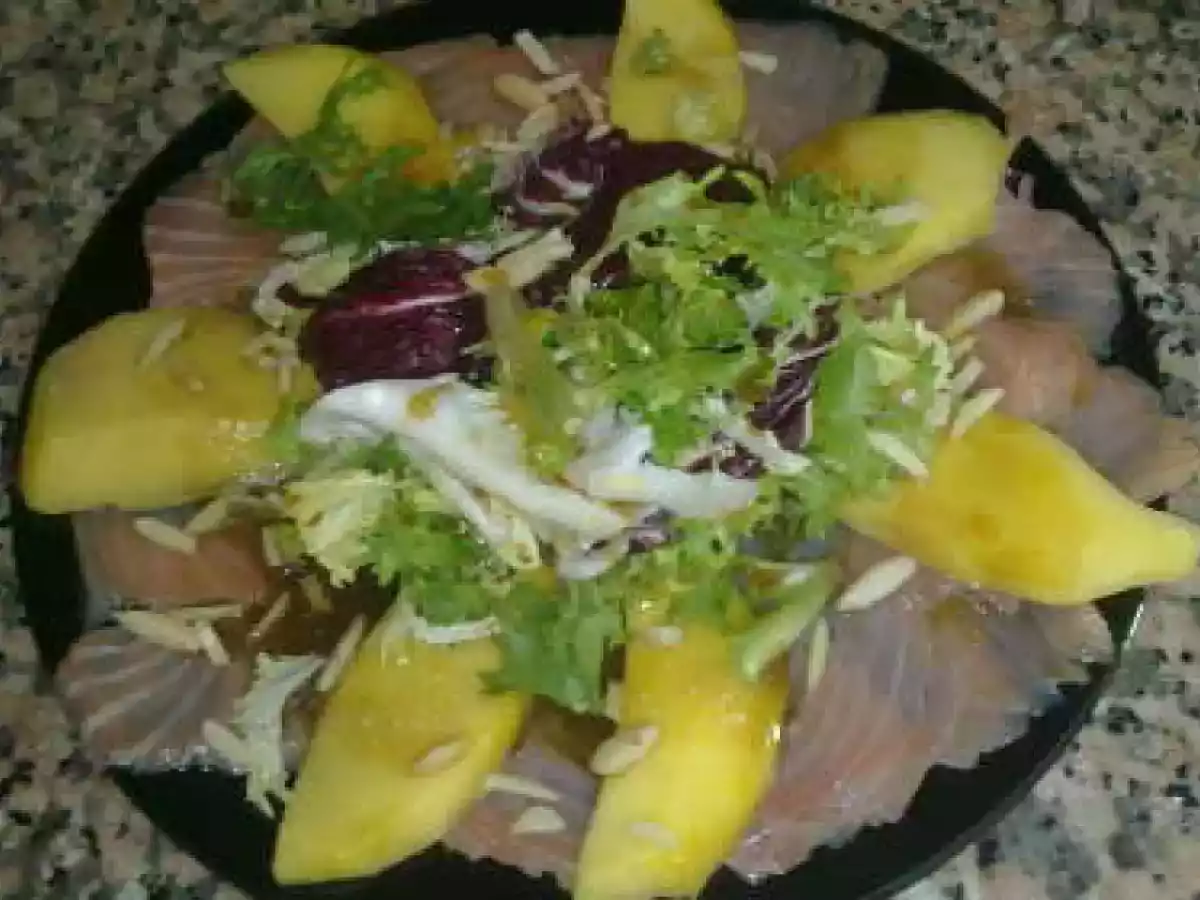 SALADA DE ALFACES COM SALMÃO FUMADO, AMENDOAS, MANGA E VINAGRETA