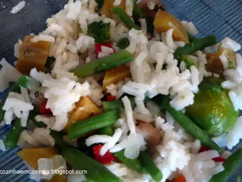 Salada de arroz com batata doce e legumes