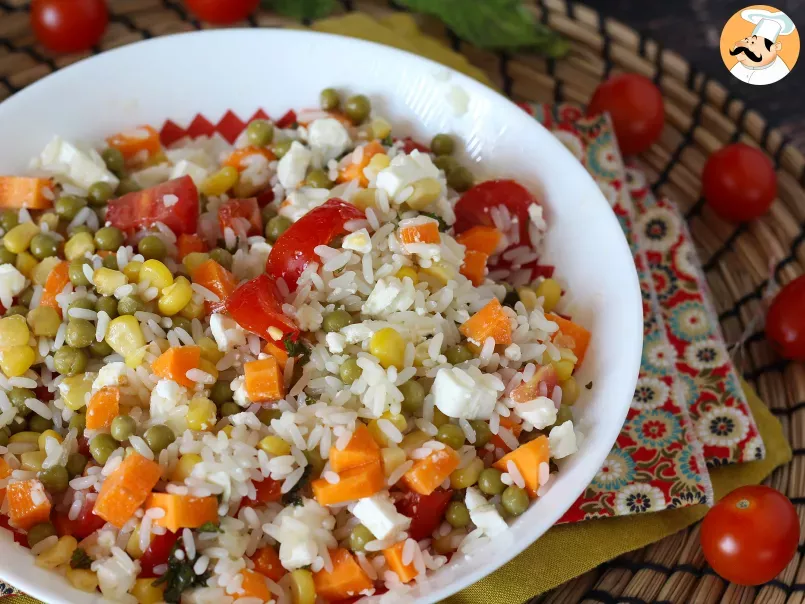 Salada de arroz vegetariana: queijo feta, milho, cenoura, ervilha, tomate cereja e hortelã