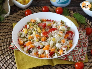 Salada de arroz vegetariana: queijo feta, milho, cenoura, ervilha, tomate cereja e hortelã, foto 2