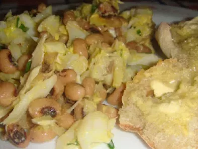 Salada de Bacalhau, Feijão Frade e Ovo Acompanhado com Torradas de Manteiga