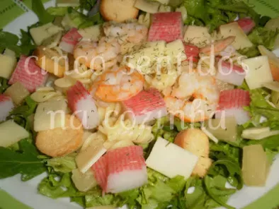 Salada de camarão com massa em cama de alface e rúcula com croutons de queijo