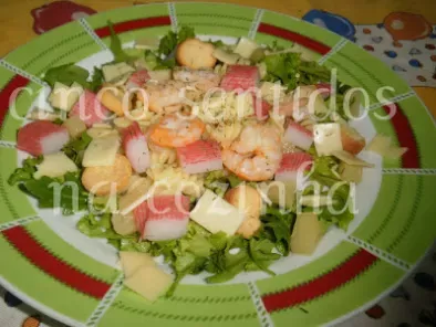 Salada de camarão com massa em cama de alface e rúcula com croutons de queijo - foto 2