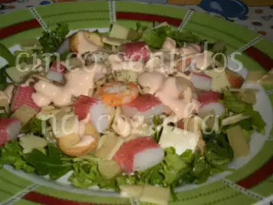 Salada de camarão com massa em cama de alface e rúcula com croutons de queijo - foto 3