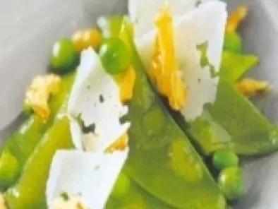 Salada de ervilhas com nozes e queijo pecorino ao mel