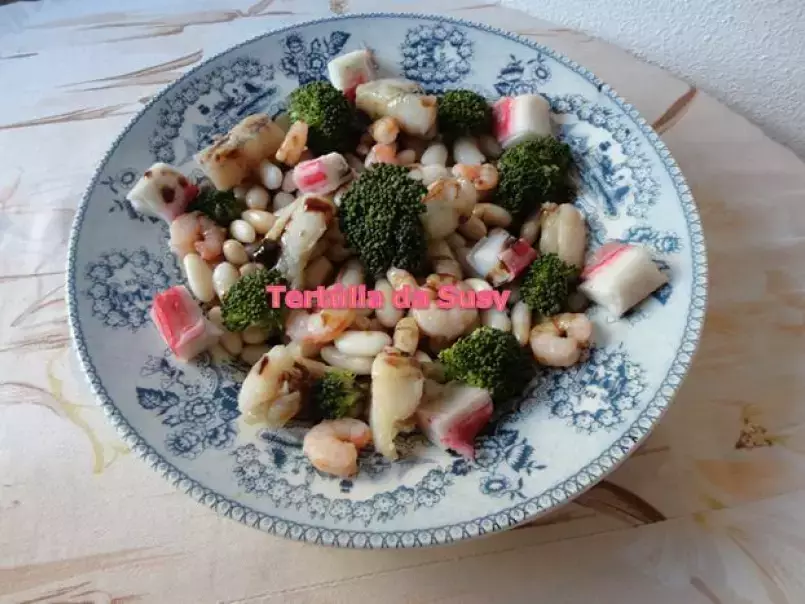 Salada de feijão branco com tamboril, camarão, delícias do mar e brócolos