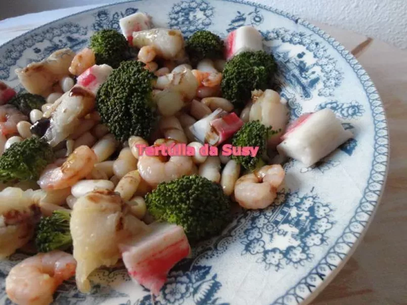 Salada de feijão branco com tamboril, camarão, delícias do mar e brócolos - foto 4