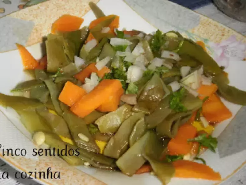 Salada de feijão verde com cenoura e vinagrete balsâmico