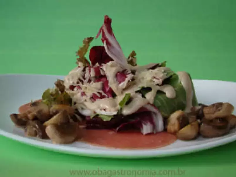 Salada de folhas, cogumelos e carpaccio com molho balsâmico
