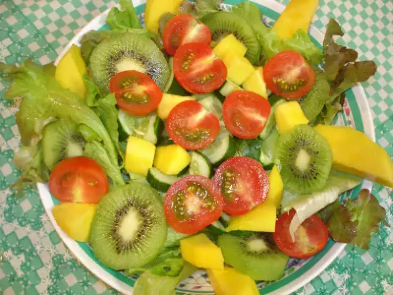 Salada de folhas e frutas e vaso ecologicamente lindo. - foto 2