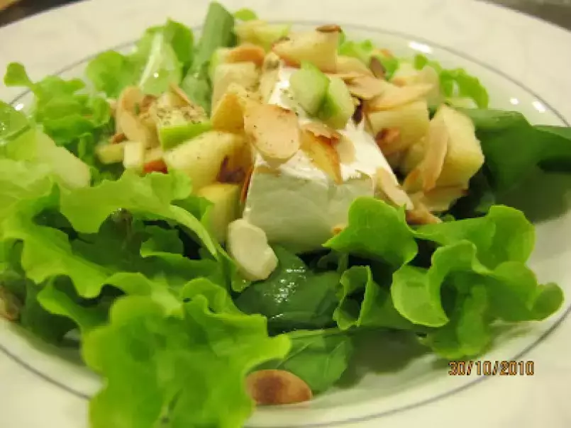 Salada de Folhas Verdes com Brie Assado, Maçã e Amêndoas