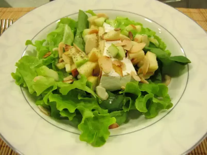 Salada de Folhas Verdes com Brie Assado, Maçã e Amêndoas - foto 3