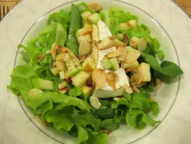 Salada de Folhas Verdes com Brie Assado, Maçã e Amêndoas - foto 2