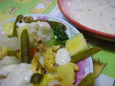 Salada de legumes com ovo e abacaxi