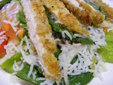 Salada de legumes e arroz com nuggets de frango estaladiços