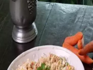 Salada de macarrão colorida