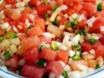 Salada de melancia, cebola e pimentão