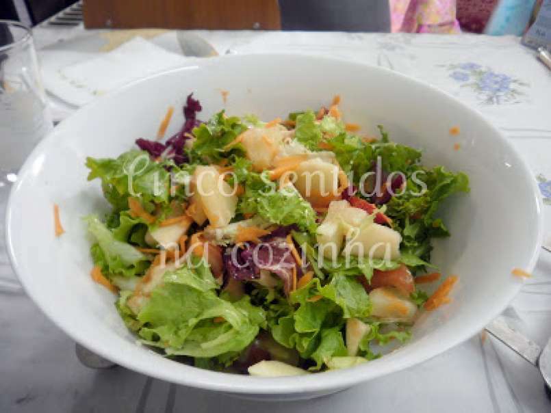 Salada de mistura de alfaces com frutas variadas - foto 2