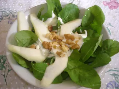 Salada de rúcula com pera, nozes e iogurte