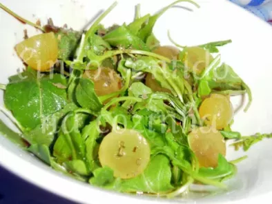 Salada de rúcula e uvas brancas