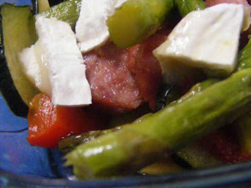 Salada de salsicha fresca, queijo e legumes