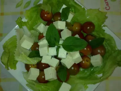Salada de tomate cereja, queijo e molho oriental