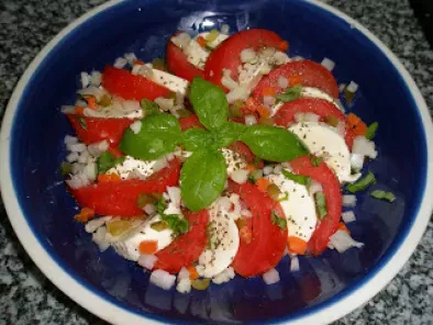 Salada de Tomate com Queijo Mozzarella fresco, aromatizado com Manjericão