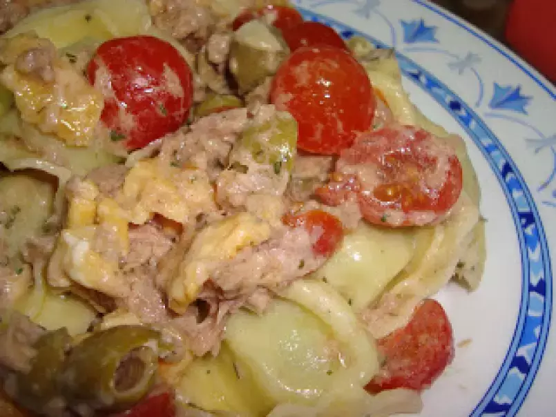 Salada de tortellini com atum, tomates cherry e azeitonas