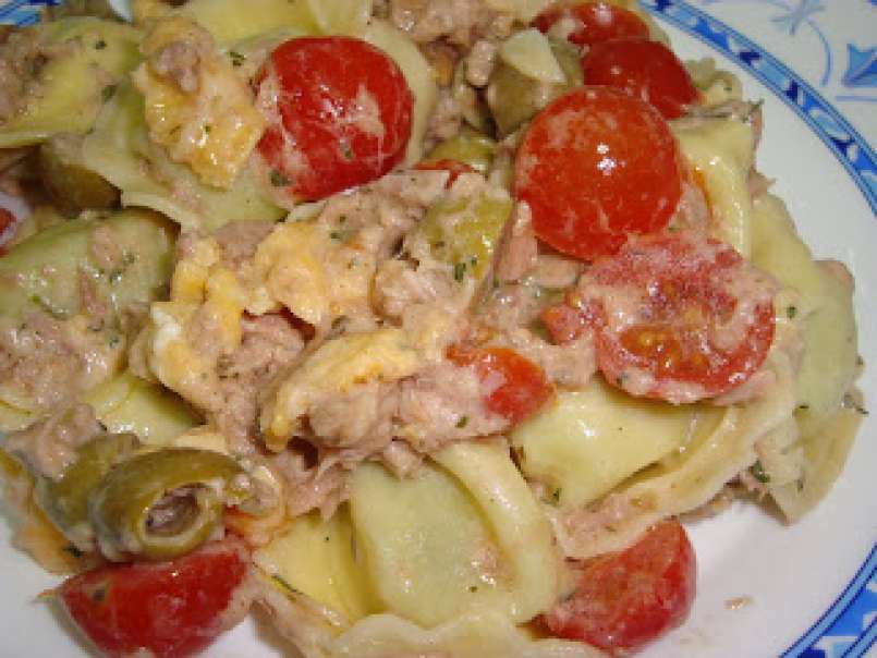 Salada de tortellini com atum, tomates cherry e azeitonas - foto 2