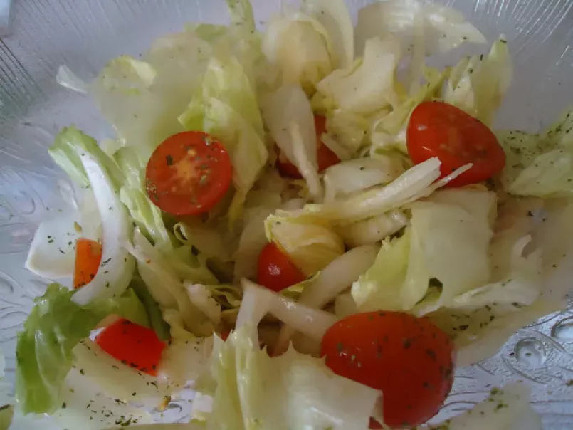 Salada iceberg e tomate cereja temperada com especiarias e vinagre de framboesa
