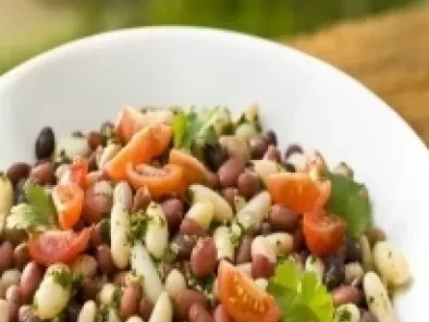 Salada mista de feijão com tomate e coentro