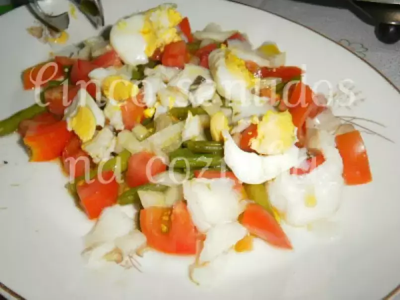 Salada quente de bacalhau com feijão verde e tomate - foto 2