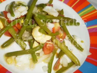 Salada quente de bacalhau com feijão verde e tomate