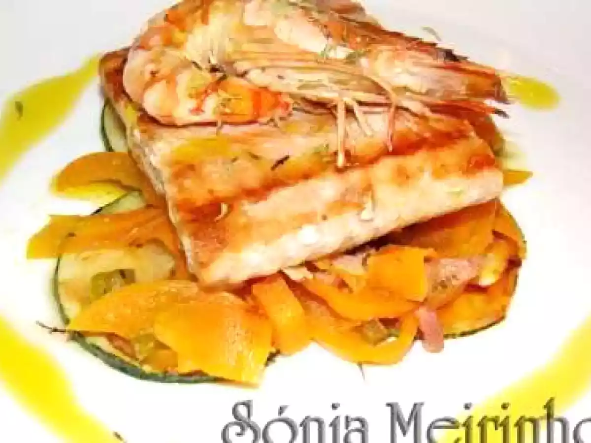 Salmão e Camarão grelhado em cama de legumes